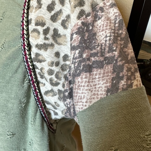 Bibi mint green long sleeve with animal print shoulders. Size small - Picture 5 of 8